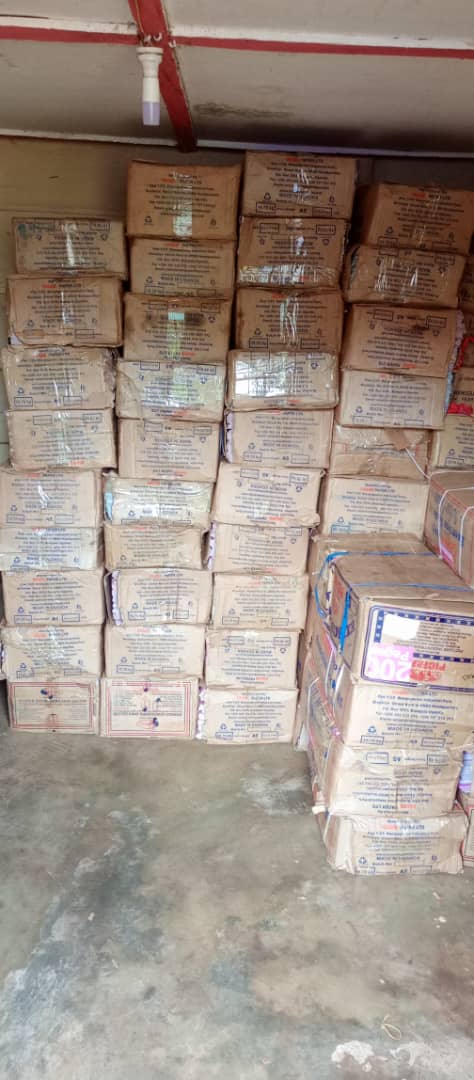 Distribution de fournitures à Mungbere