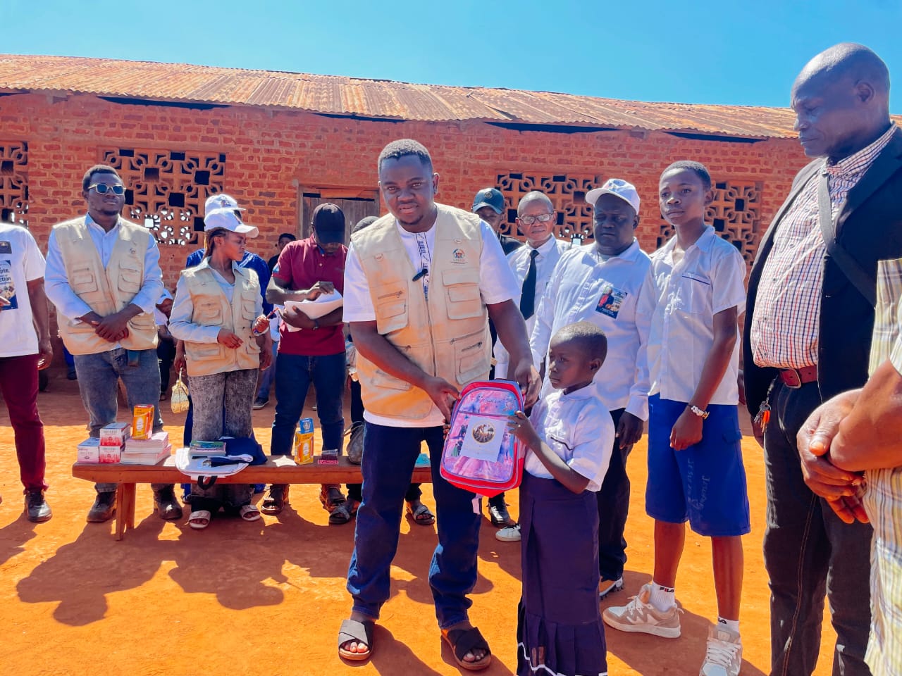 Watsa-Mungbere : l’ONG CPEEDI distribue des fournitures scolaires à 1 800 enfants affectés par l’insécurité
